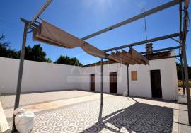 Renovated Two‑Bed. Villa with Annexes