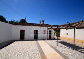 Renovated Two‑Bed. Villa with Annexes