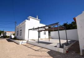 Renovated Two‑Bed. Villa with Annexes