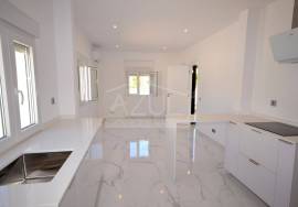 Renovated Two‑Bed. Villa with Annexes