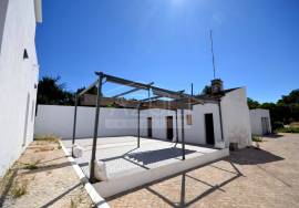 Renovated Two‑Bed. Villa with Annexes