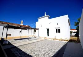 Renovated Two‑Bed. Villa with Annexes