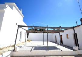 Renovated Two‑Bed. Villa with Annexes