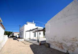 Renovated Two‑Bed. Villa with Annexes