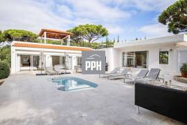 Walk to the Waves: Modern 3-Bedroom Bungalow Near the Beach Walk to the Waves: Modern 3-Bedroom Bungalow Near the Beach