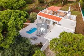Walk to the Waves: Modern 3-Bedroom Bungalow Near the Beach Walk to the Waves: Modern 3-Bedroom Bungalow Near the Beach