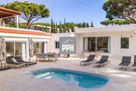 Walk to the Waves: Modern 3-Bedroom Bungalow Near the Beach