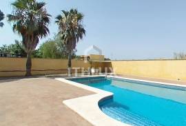 Detached villa with pool in Pino Grande: 4 bedrooms, plot and family life near Seville Detached villa with pool in Pino Grande: 4 bedrooms, plot and family life near Seville