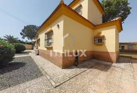 Detached villa with pool in Pino Grande: 4 bedrooms, plot and family life near Seville Detached villa with pool in Pino Grande: 4 bedrooms, plot and family life near Seville