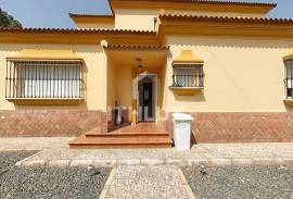 Detached villa with pool in Pino Grande: 4 bedrooms, plot and family life near Seville Detached villa with pool in Pino Grande: 4 bedrooms, plot and family life near Seville