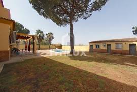 Detached villa with pool in Pino Grande: 4 bedrooms, plot and family life near Seville Detached villa with pool in Pino Grande: 4 bedrooms, plot and family life near Seville