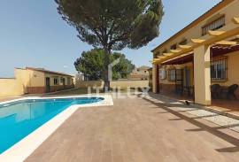 Detached villa with pool in Pino Grande: 4 bedrooms, plot and family life near Seville