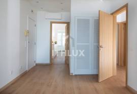 Refurbished 2 bedroom apartment in Alto da Barra | Top Floor | First line of the sea. Refurbished 2 bedroom apartment in Alto da Barra | Top Floor | First line of the sea.