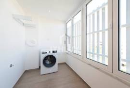 Refurbished 2 bedroom apartment in Alto da Barra | Top Floor | First line of the sea. Refurbished 2 bedroom apartment in Alto da Barra | Top Floor | First line of the sea.
