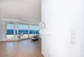 Refurbished 2 bedroom apartment in Alto da Barra | Top Floor | First line of the sea. Refurbished 2 bedroom apartment in Alto da Barra | Top Floor | First line of the sea.