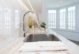 Refurbished 2 bedroom apartment in Alto da Barra | Top Floor | First line of the sea. Refurbished 2 bedroom apartment in Alto da Barra | Top Floor | First line of the sea.