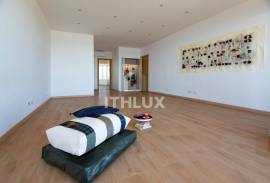 Refurbished 2 bedroom apartment in Alto da Barra | Top Floor | First line of the sea. Refurbished 2 bedroom apartment in Alto da Barra | Top Floor | First line of the sea.