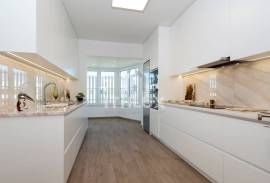 Refurbished 2 bedroom apartment in Alto da Barra | Top Floor | First line of the sea. Refurbished 2 bedroom apartment in Alto da Barra | Top Floor | First line of the sea.