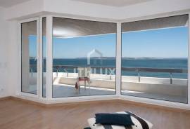 Refurbished 2 bedroom apartment in Alto da Barra | Top Floor | First line of the sea.