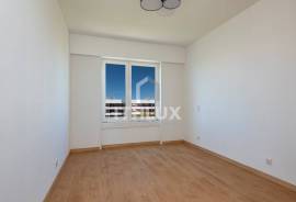 Refurbished 2 bedroom apartment in Alto da Barra | Top Floor | First line of the sea. Refurbished 2 bedroom apartment in Alto da Barra | Top Floor | First line of the sea.