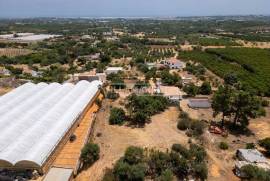3 + 1 bedroom farm with sea view on a plot of 3427 m2 located in Murteira - Areias near Moncarapacho in Olhão 3 + 1 bedroom farm with sea view on a plot of 3427 m2 located in Murteira - Areias near Moncarapacho in Olhão