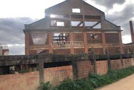 Bank warehouse in a state of ruin with 6851 m2 and 27880 m2 of land located in Labrugueira near Alenquer