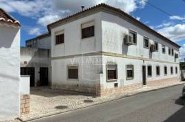 Bank building whose last use was as a Senior Residence located in the town of Ereira near Cartaxo