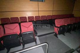 Stall store with 148m² that functioned as a Cinema inserted in the Millenium Shopping Center in Abrantes Stall store with 148m² that functioned as a Cinema inserted in the Millenium Shopping Center in Abrantes