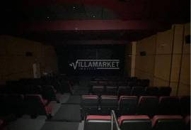 Stall store with 148m² that functioned as a Cinema inserted in the Millenium Shopping Center in Abrantes Stall store with 148m² that functioned as a Cinema inserted in the Millenium Shopping Center in Abrantes
