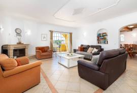4 Bedroom Villa with Pool, Garden and Large Basement - Assumadinha, Quarteira
