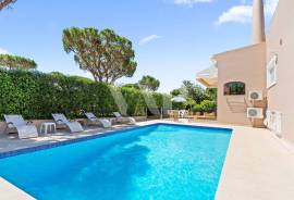 4+2 Bedroom Villa Front View Golf, Pool and Rooftop with Jacuzzi in Vilamoura 4+2 Bedroom Villa Front View Golf, Pool and Rooftop with Jacuzzi in Vilamoura
