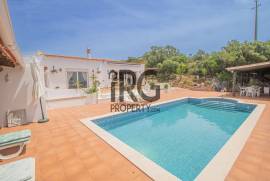 Santa Barbara de Nexe – Modernised 3+1 Bedroom Villa with Pool & Coastal Views