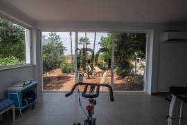 Santa Barbara de Nexe – Modernised 3+1 Bedroom Villa with Pool & Coastal Views