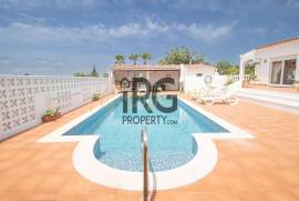 Santa Barbara de Nexe – Modernised 3+1 Bedroom Villa with Pool & Coastal Views