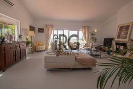 Santa Barbara de Nexe – Modernised 3+1 Bedroom Villa with Pool & Coastal Views