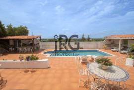 Santa Barbara de Nexe – Modernised 3+1 Bedroom Villa with Pool & Coastal Views