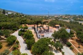 Santa Barbara de Nexe – Modernised 3+1 Bedroom Villa with Pool & Coastal Views