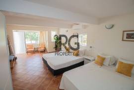 Santa Barbara de Nexe – Modernised 3+1 Bedroom Villa with Pool & Coastal Views