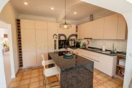 Santa Barbara de Nexe – Modernised 3+1 Bedroom Villa with Pool & Coastal Views