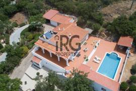 Santa Barbara de Nexe – Modernised 3+1 Bedroom Villa with Pool & Coastal Views