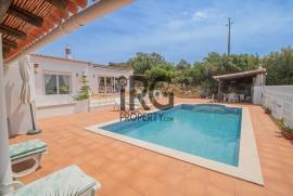 Santa Barbara de Nexe – Modernised 3+1 Bedroom Villa with Pool & Coastal Views