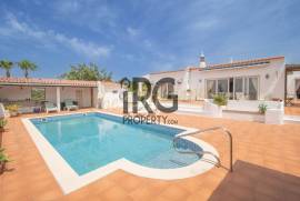 Santa Barbara de Nexe – Modernised 3+1 Bedroom Villa with Pool & Coastal Views