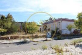 Farm with about 3979 m2 with a construction area of about 1600m2 with a project for a home with 40 beds! This property is located about 2 km from Loulé, with excellent access and enormous potential for profitability