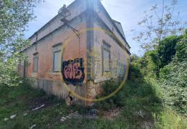 Farm with about 3979 m2 with a construction area of about 1600m2 with a project for a home with 40 beds! This property is located about 2 km from Loulé, with excellent access and enormous potential for profitability