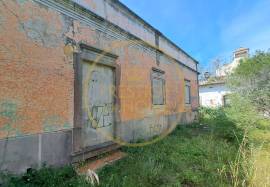 Farm with about 3979 m2 with a construction area of about 1600m2 with a project for a home with 40 beds! This property is located about 2 km from Loulé, with excellent access and enormous potential for profitability