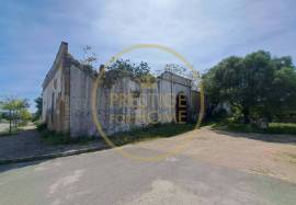 Farm with about 3979 m2 with a construction area of about 1600m2 with a project for a home with 40 beds! This property is located about 2 km from Loulé, with excellent access and enormous potential for profitability