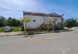 Farm with about 3979 m2 with a construction area of about 1600m2 with a project for a home with 40 beds! This property is located about 2 km from Loulé, with excellent access and enormous potential for profitability