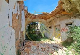 Farm with about 3979 m2 with a construction area of about 1600m2 with a project for a home with 40 beds! This property is located about 2 km from Loulé, with excellent access and enormous potential for profitability