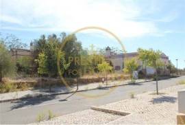 Farm with about 3979 m2 with a construction area of about 1600m2 with a project for a home with 40 beds! This property is located about 2 km from Loulé, with excellent access and enormous potential for profitability