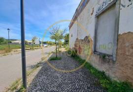 Farm with about 3979 m2 with a construction area of about 1600m2 with a project for a home with 40 beds! This property is located about 2 km from Loulé, with excellent access and enormous potential for profitability